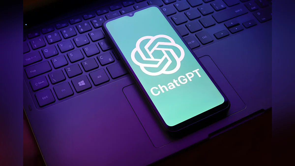Логотип ChatGPT на дисплее смартфона