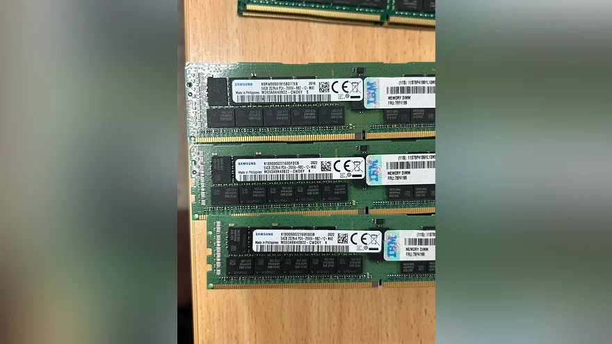 Модули оперативной памяти DDR4 Samsung в гараже